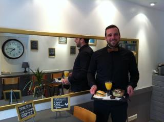 Olivier Delan présente sa formule à 4 € : sandwich, salade, gâteau et boisson.
