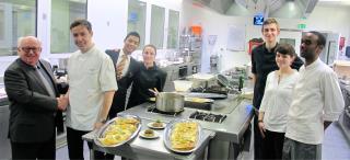 Entouré des jeunes reçus dans ses restaurants de Londres, le chef Pascal Aussignac remercié...