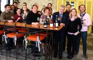 Le jury, avec Daniel Chaussée qui observe son verre, Daniel Pong qui lève le sien, et Kelly Mac...