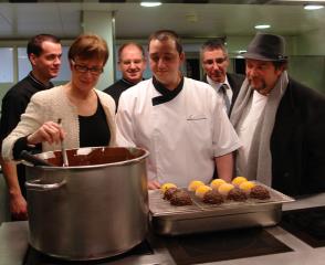 Dominique Loiseau dans les cuisines avec Cyrille Zen et Gilles Goujon, parrain de l'an dernier,...