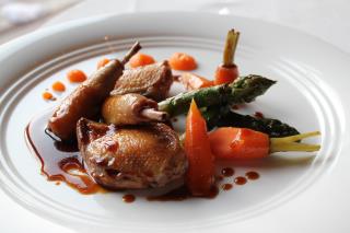 Suprêmes de pigeon dorés à four doux, asperges vertes cuites meunières, réduction relevée d'un lait...