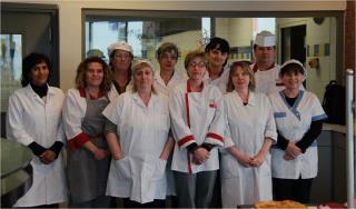 9 employés restauration ont suivi une formation pâtisserie avec le chef Thierry Bruet pour...