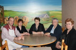 La famille Falguier (de gauche à droite) : Laurent, Sophie, Raymonde, Lucienne et Francine