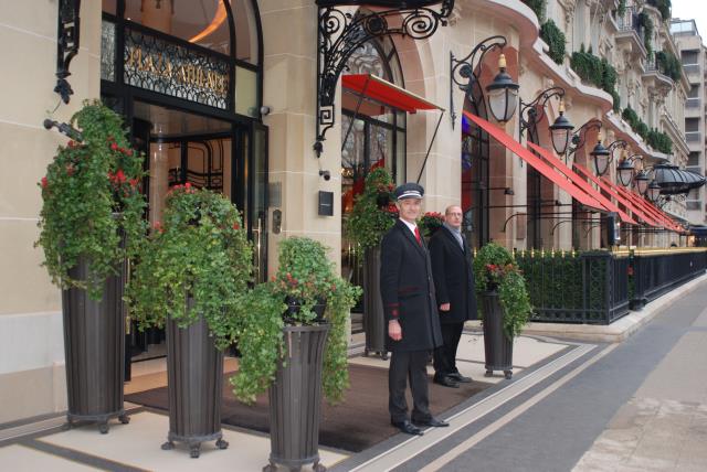 Après plusieurs mois de travaux d'embellissement, l'hôtel Plaza Athénée a rouvert ses portes et, avec lui, le restaurant Alain Ducasse