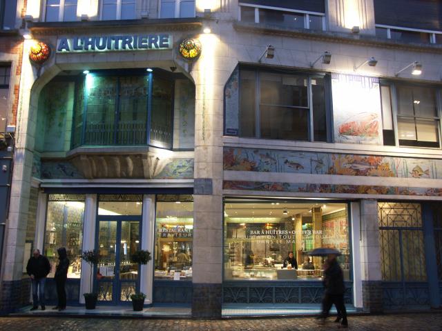 Le magnifique magasin, le bar à huîtres continuent de fonctionner, ainsi que l'activité traiteur.
