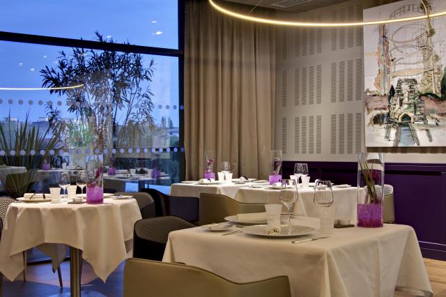 La table gastronomique compte 25 couverts au premier étage de l'Hôtel.
