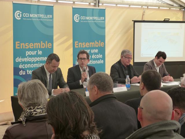 Le président de la CCI de Montpellier, André Deljarry (au micro), lors de la présentation de l'étude dans le cadre du Salon des Plages de la Grande Motte.