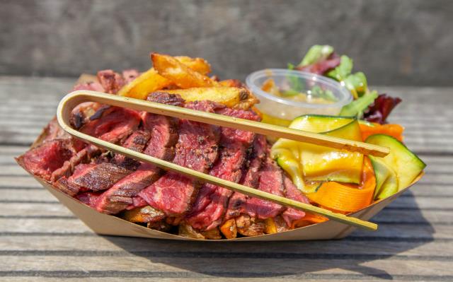 L'onglet de boeuf - plat signature de La Brigade - est servi tranché. Idéal pour une consommation nomade.