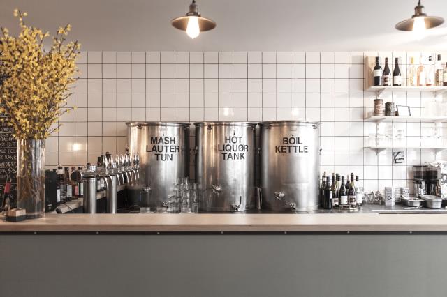 Les cuves de brassage derrière le comptoir, Le Triangle, Paris Xe
