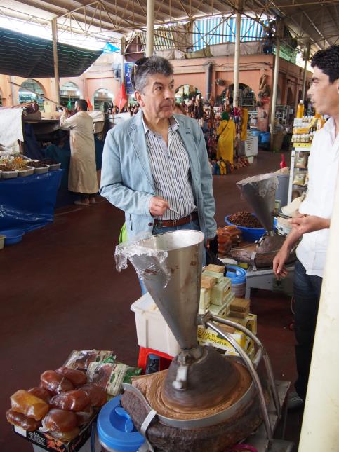 Régis Marcon devant la machine réalisant l'huile d'argan.