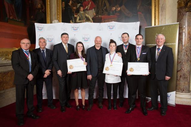 De gche à dte : Gérard Rapp, Président de la Société nationale des MOF, Anthony Harry, lauréat Barman (CFA Médéric), Frédéric Kaiser, MOF Arts de la table, Bristol Paris, Solenn Lemonnier, lauréate en cuisine froide (Gironde), Philippe Etchebest, MOF cuis