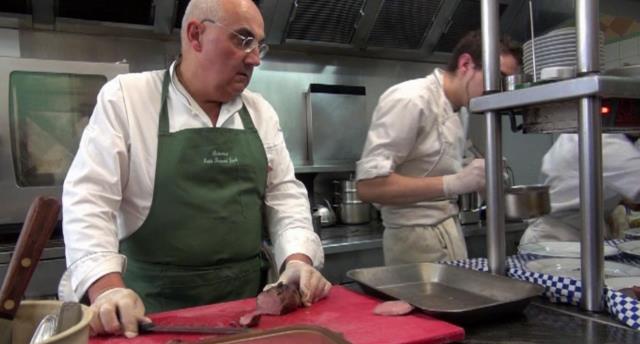 Toujours en cuisine, Louis-Bernard Puech pendant l'envoi du plat de sanglier pour le repas des Logis du Cantal.