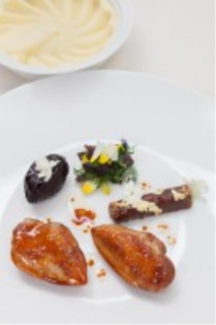 Caille des Dombes au Pruneau d'Agen farci au foie gras, herbes pastorales et feuille de prune en gelée