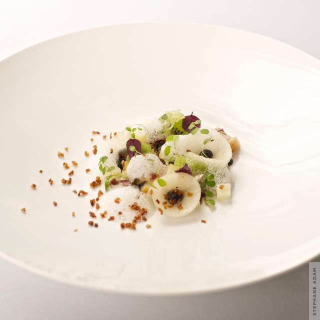 L'huitre, kiwi yuzu, gnocchi de vitelotte, pata negra, gingembre confit et écume de manchego