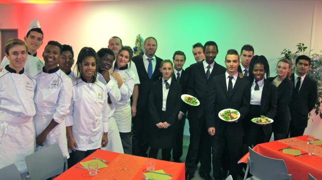 Les 1er année de CAP du lycée hôtelier de Talence et leurs professeurs ( au fond) ont offert un repas festif aux SDF du Foyer Simone de Noailles à Bordeaux
