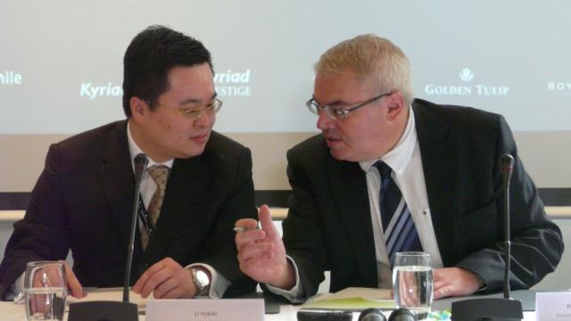 Li Yukan, vice-président de Jin Jiang, et Pierre-Frédéric Roulot, président de Louvre Hotels Group.