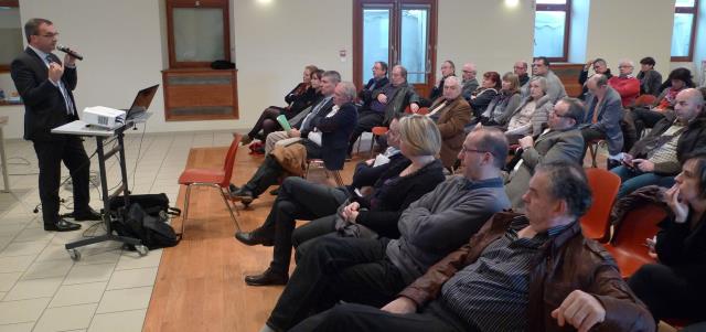 Fabrice Galland devant les Logis du Cantal lors de l'assemblée générale du 15 décembre à Calvinet : « Si nous ne communiquons pas, nous sommes morts ».