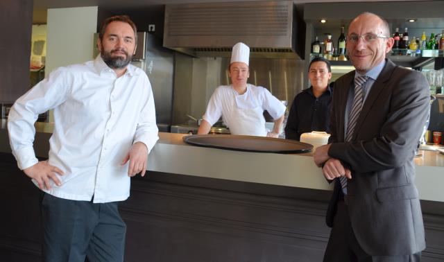 Les frères Aribert, Christophe, le Chef (à gauche) et Fabien, le DG, et, derrière eux, deux des quatre salariés du Bistrot des Terrasses, Fabrice Giraud (au fourneau) et Julien Billes (au service).