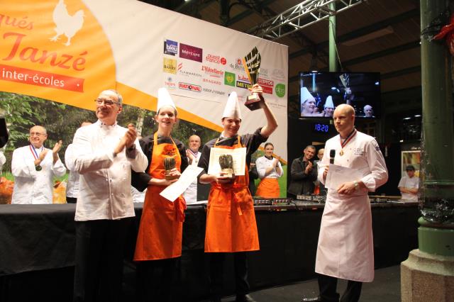 Bernard Vaussion, le lauréat Alexandre Gautier, et Pierre Caillet, président du concours.