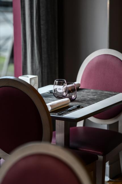 un petit restaurant de centre ville à la cuisine ouverte