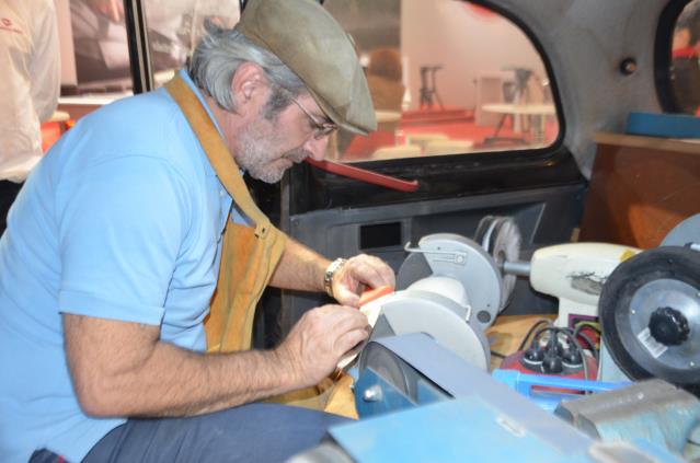Notre rémouleur se déplace la semaine dans Paris et sa proche banlieue pour répondre aux besoins des chefs dans un taxi anglais transformé en atelier. Le retour du rémouleur ambulant.