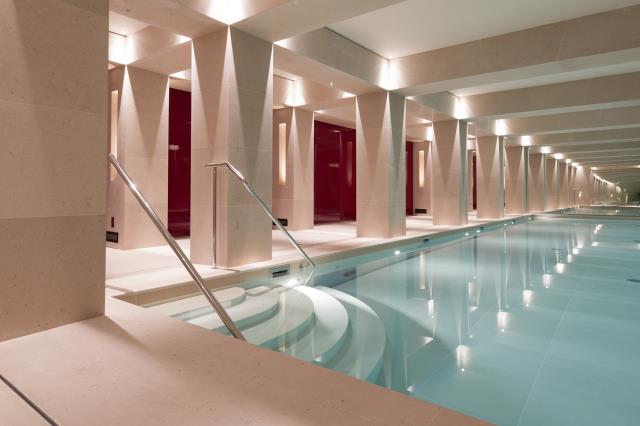 La piscine de 16 m de long.