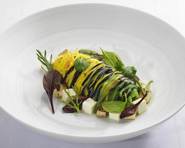 Tagliatelles de légumes de saison et Tofu rôti, émulsion de concombre et wasabi