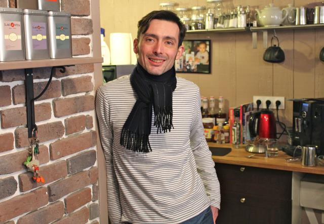 David Belaire est à l'origine de toute la déco de son snack chic : des murs de briques aux tables et banquettes réalisées à partir de palettes en bois.