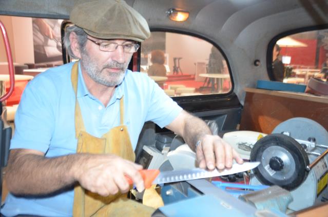 Notre rémouleur se déplace la semaine dans Paris et sa proche banlieue pour répondre aux besoins des chefs dans un taxi anglais transformé en atelier. Le retour du rémouleur ambulant.