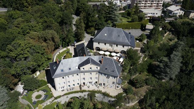 La demeure date du XVIIIe siècle et dispose d'un parc de 3,5 hectares.