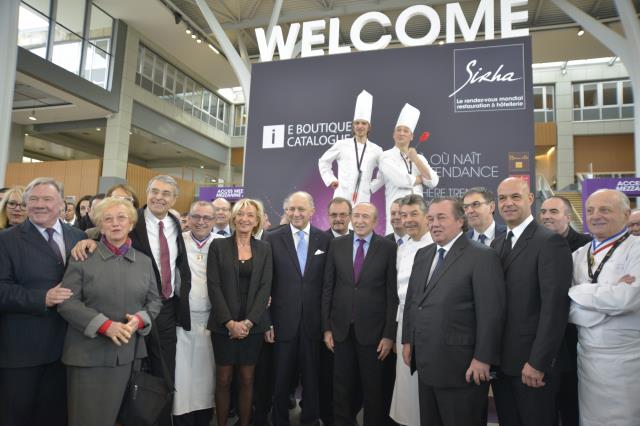 Laurent Fabius aux côtés notamment de Marie-Odile Fondeur, directrice générale du Sirha, samedi 24 janvier.