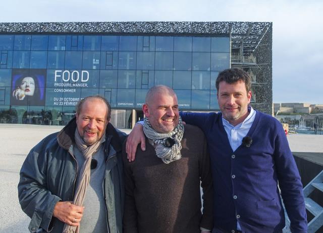 Le jury frigorifié : Gilles Goujon, Christian Etchebest et Yannick Delpech, devant le Mucem dont l'esplanade accueillait les 300 candidats de Masterchef mercredi 4 mars.