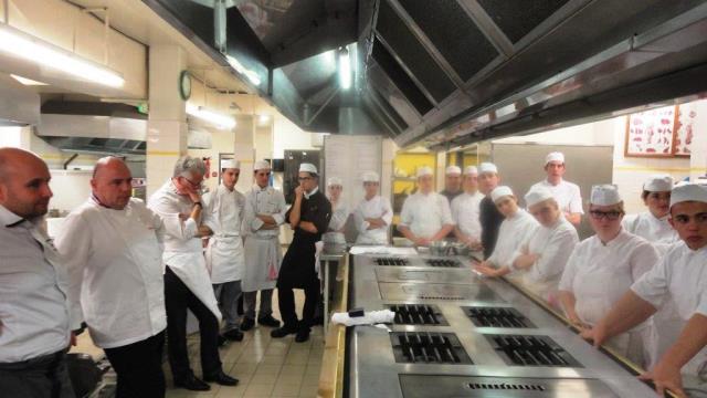 Les jeunes du lycée professionnel Ambroise Croizat à Moûtiers (73) et les chefs venus au lycée pour échanger sur le métier et préparer ensemble un dîner.
