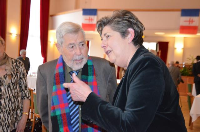 Robert Truche en discussionavec la fille de Julien François, ancien président de syndicat dont le nom a été donné au restaurant du lycée.