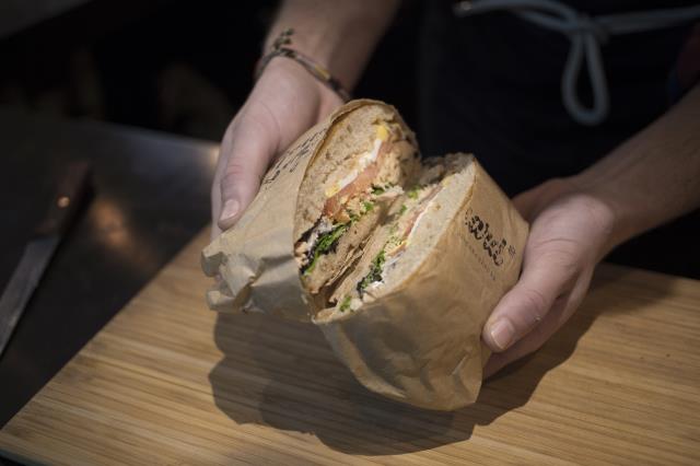 Le pan bagnat de Yoni Saada chez Bagnard, Paris IIe