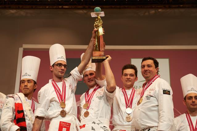 La joie des vainqueurs sur la plus haute marche du podium