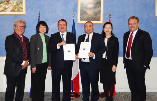 De gauche à droite : Roland BERNARD, Conseiller membre de la commission permanente de la Métropole de Lyon ; Ju WANG, Consul général de la République populaire de Chine à Lyon ; Alain SEBBAN Président et fondateur du groupe Vatel ; Stéphane LIU et son épo