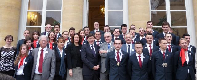 Jeudi 18 décembre, au Ministère du travail (Paris, XVe), quelques jeunes en compétition avec le chef et parrain de la candidature de la France à l'accueil de la Worldskills Competition en 2019, Alain Ducasse, et les ministres François Rebsamen et Patrick 
