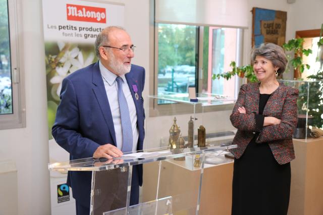 Jean-Pierre Blanc recevant l'insigne de Chevalier de l'ordre des Palmes Académiques remis par Claire Lovisi.
