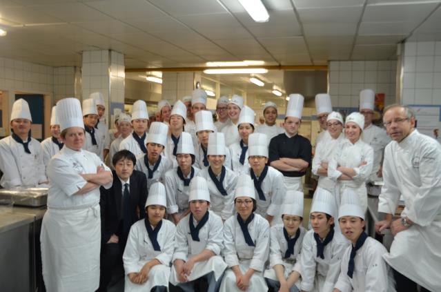 De g à d, aux côtés des élèves, Maire-Louise Carbonnier, le professeur Fujisaki, Nicolas Malavaux, Patrick Cirotte, Philippe Baillargeant et Denis Bessières.