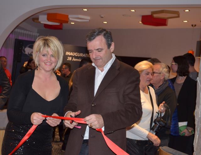 Alice Light ravie d'inaugurer le Royal Ours Blanc le 28 janvier dernier, avec Loïc Faucille, directeur exploitation des hôtels Maranatha.