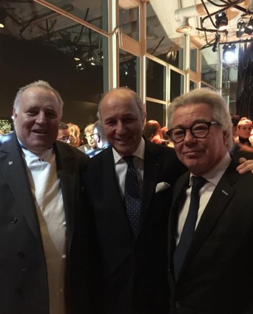 De g à d : Gérald Henrion, président des restaurateurs de la Fagiht et commissaire aux régions d'Euro-Toques, Laurent Fabius et Didier Chenet, président du GNI et du Synhorcat