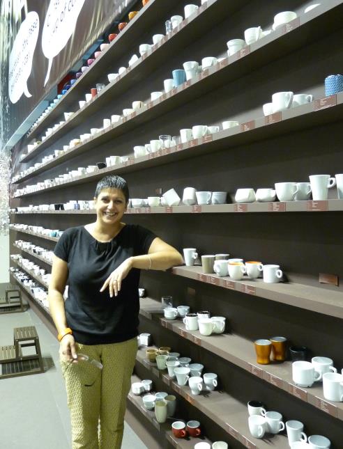 Sylvie Amar, sur le Studio Arts de la table d'Equip'Hôtel, fière d'avoir crée le plus grand mur linéaire de tasses de café : 399 références du monde entier.
