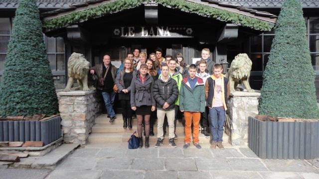 Les élèves des classes de première et terminale baccalauréat professionnel Ambroise Croizat en pose devant l'hôtel cinq étoiles Le Lana à Courchevel (73).
