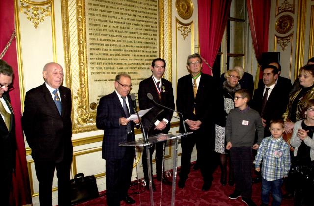 Jean-Pierre Garnier, au micro, entouré de Fabrice Prochasson;, Guy Legay, Michel Sy, Gérald Louis Canfailla, ses amis et sa famille.