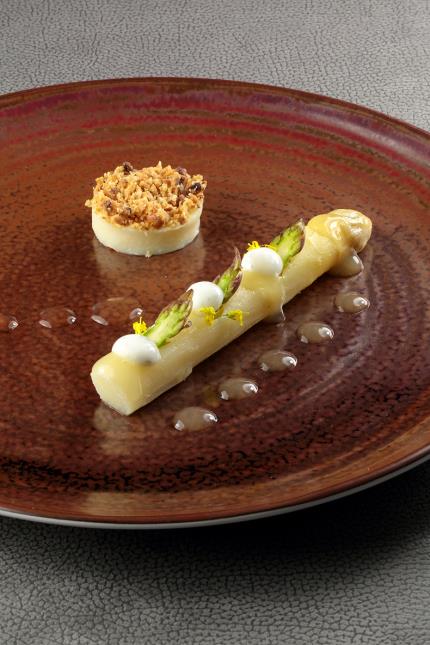 L'asperge blanche du Sud-Ouest étuvée au Sauternes, croustillant aux noisettes & thym citron, recette de Cédric Béchade, Hostellerie de Plaisance à Saint-Emilion (33)