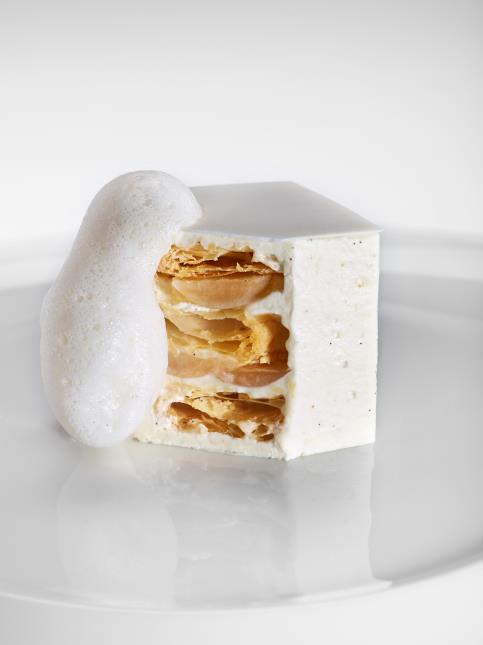 Le millefeuille blanc, crème légère à la vanille de Tahiti, fine gelée au jasmin, émulsion au poivre Voatsiperifery.
