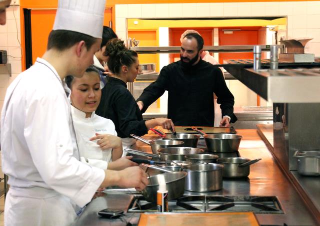 Le professeur de cuisine Paul Koskas guide et conseille chaque trio, composé d'un élève de BTS Hôtellerie-Restauration et de deux étudiants en design.