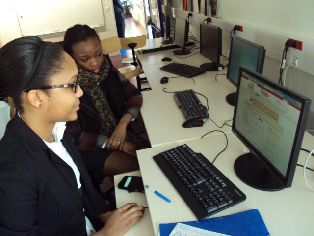 Les étudiants déposant leurs CV sur le site de l'Hôtellerie