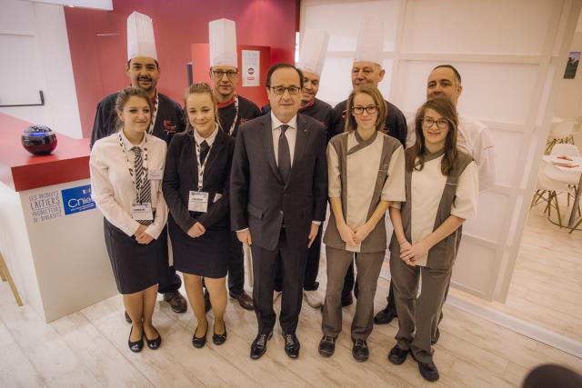 Sur le stand du CNIEL, le lycée JBS Chardin de Gérardmer (88) et leur chef de travaux Nicolas Larminach ont été pris avec François Hollande.
